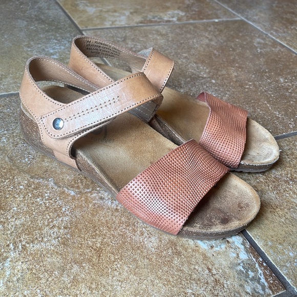OTBT Tan Brown Perforated Leather Florence Sandal Wedge Sandals Size 5 like new - Picture 15 of 16
